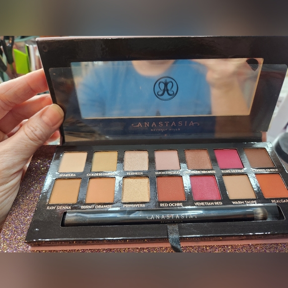 ABH Soft Glam and Modern Renaissance Eyeshadow Palettes Gift Set - Picture 2 of 5
